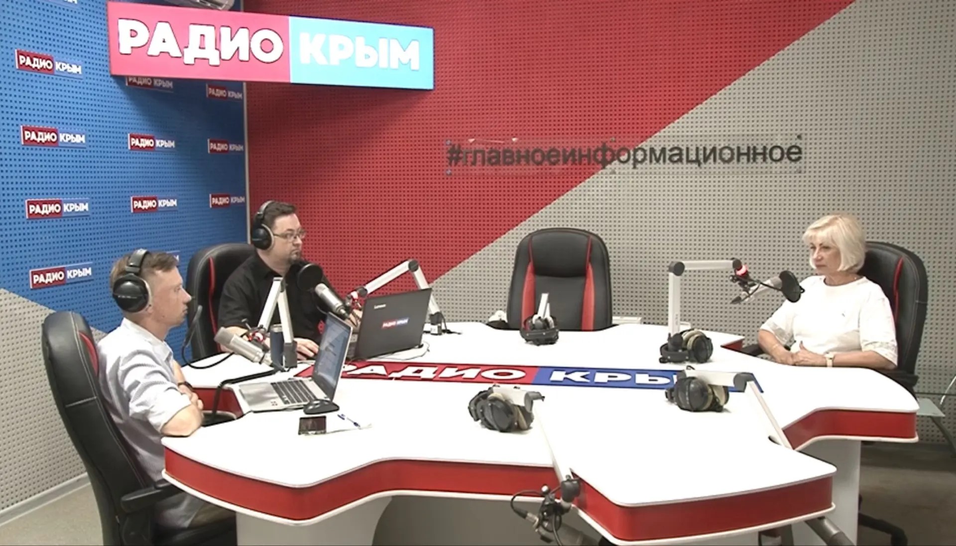 Валентина Аленина в прямом эфире программы «В фокусе» на «Радио Крым» рассказала о запуске нового льготного продукта для бизнеса – микрозайме «ГЕНЕРАТОР»